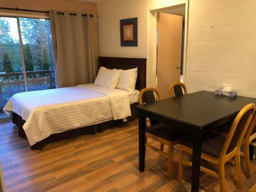 Holiday House Motel