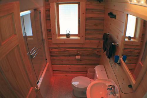 Mica Mountain Lodge & Log Cabins