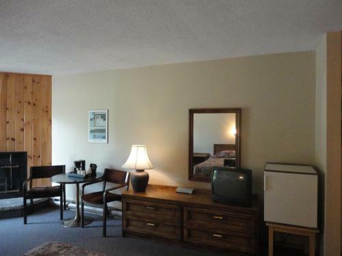Colonial Bay Motel