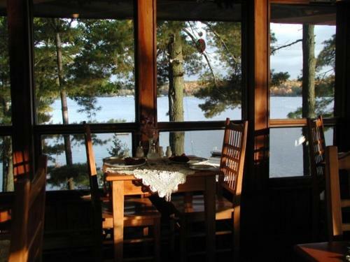 Lodge Westwind Inn On The Lake