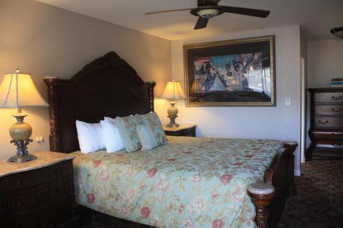 The Classic Horseshoe Bay Motel