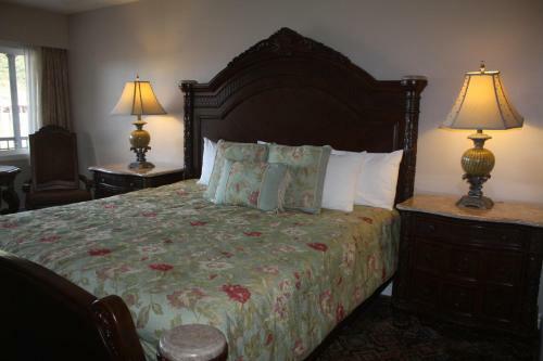 The Classic Horseshoe Bay Motel