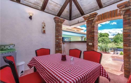 Three-bedroom Holiday Home In Krasica
