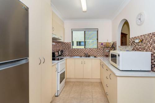 Ground Floor, Air Condtioned Apartment!