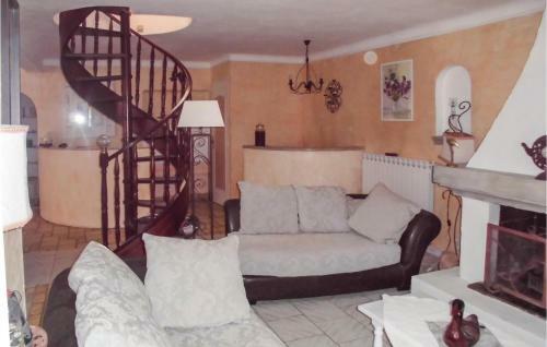 Three-bedroom Holiday Home In Carpentras
