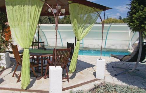 Three-bedroom Holiday Home In Carpentras