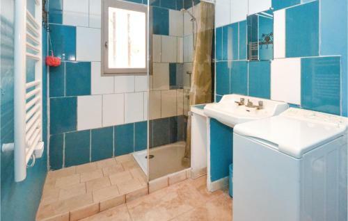 Eight-bedroom Holiday Home In Caderousse