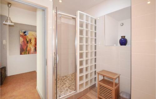 Eight-bedroom Holiday Home In Caderousse