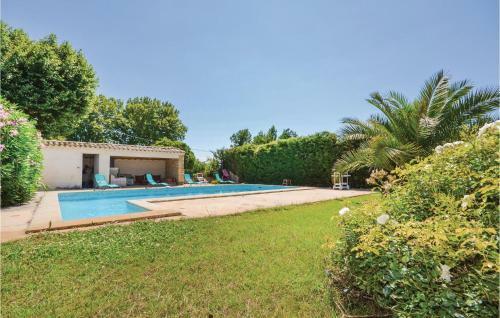 Eight-bedroom Holiday Home In Caderousse