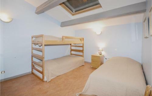 Eight-bedroom Holiday Home In Caderousse