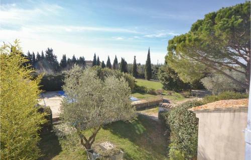 Eight-bedroom Holiday Home In Caderousse