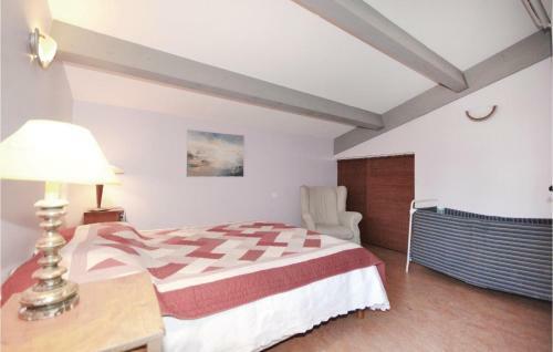 Eight-bedroom Holiday Home In Caderousse