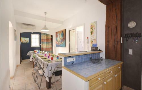 Eight-bedroom Holiday Home In Caderousse