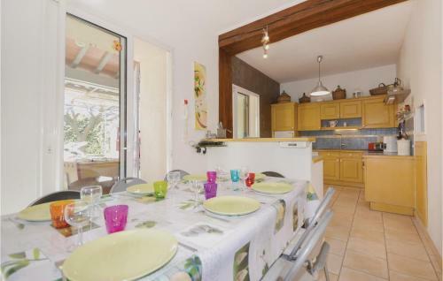 Eight-bedroom Holiday Home In Caderousse