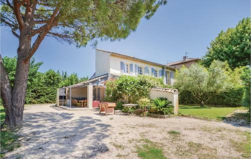 Eight-bedroom Holiday Home In Caderousse