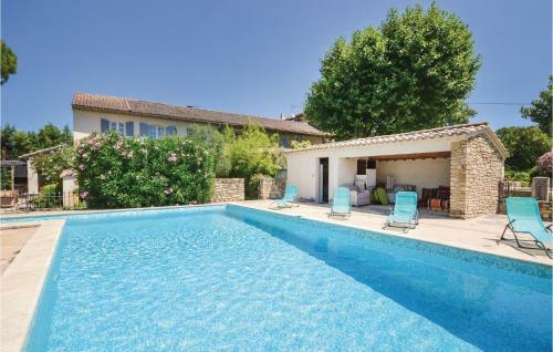 Eight-bedroom Holiday Home In Caderousse