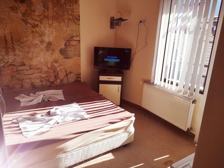 Riskyoff Hotel