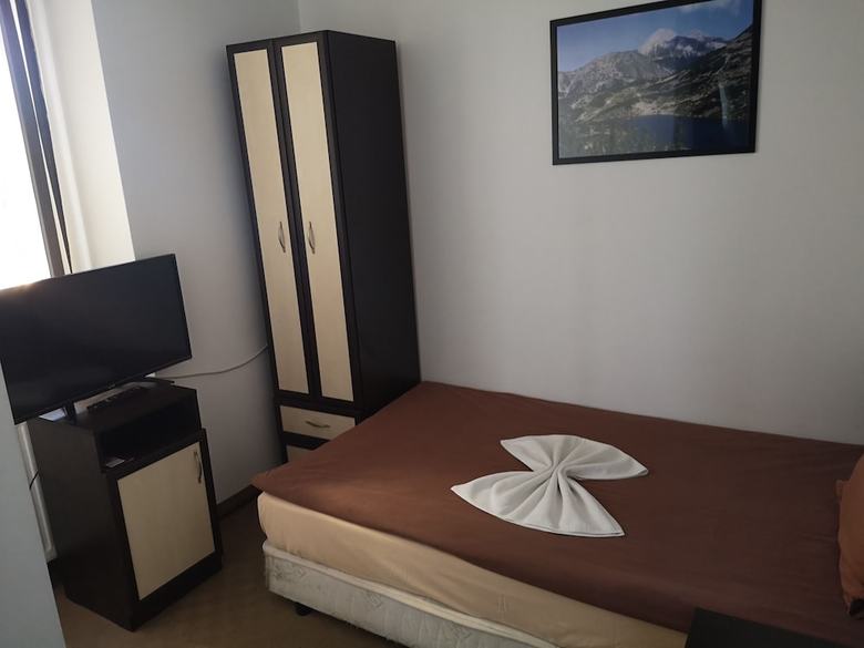Riskyoff Hotel