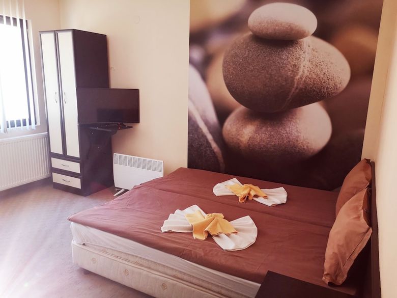 Riskyoff Hotel