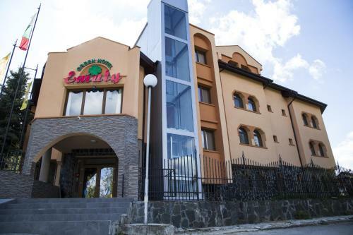 Hotel Emaly Green