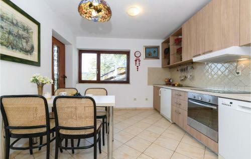 Three-bedroom Holiday Home In Donji Zvecaj