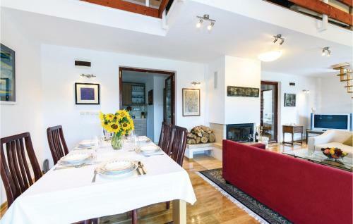 Three-bedroom Holiday Home In Donji Zvecaj