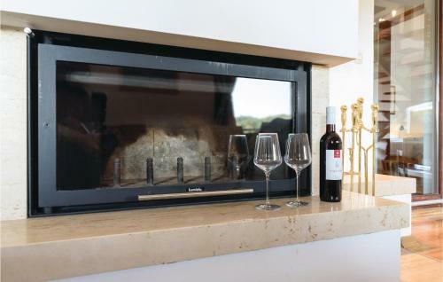 Three-bedroom Holiday Home In Donji Zvecaj