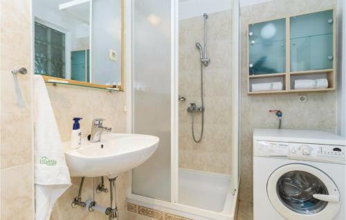 Three-bedroom Holiday Home In Donji Zvecaj