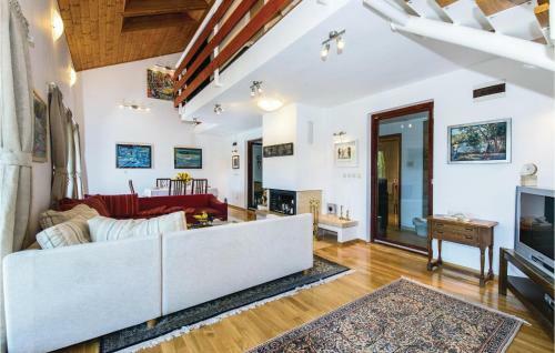 Three-bedroom Holiday Home In Donji Zvecaj