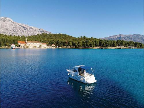 Two-bedroom Holiday Home In Loviste