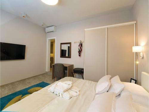 Two-bedroom Holiday Home In Loviste