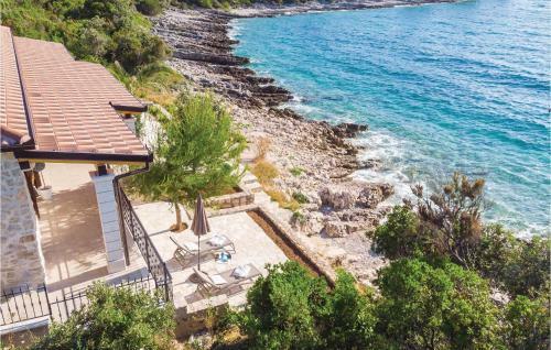 Two-bedroom Holiday Home In Loviste