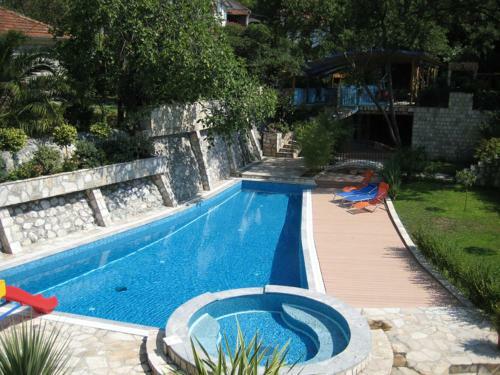 Garden & Swimming Pool Apartments Orahovac