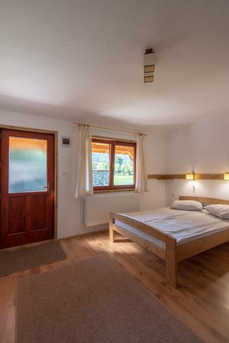 Hostal Zetavar Panzi� �s Kemping