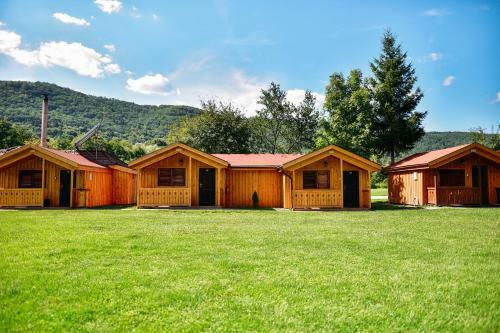 Hostal Zetavar Panzi� �s Kemping