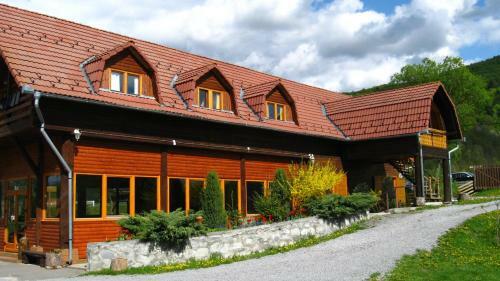 Hostal Zetavar Panzi� �s Kemping