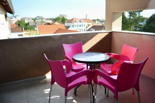 Hostal Deltix Apartments