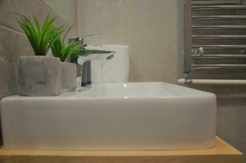 Spacious 2-bedroom Apartment With Luxury Feel