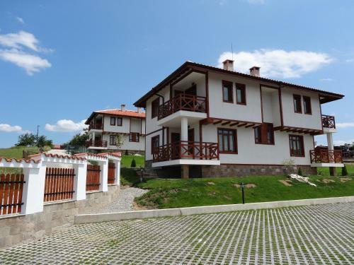 Apartamentos Guest House Ivanini Houses