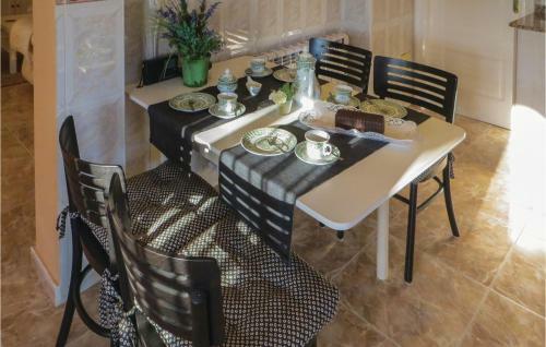 Three-bedroom Holiday Home In Benferri