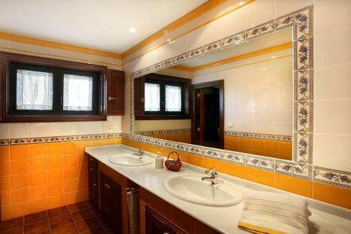 Goian Villa Sleeps 10 Pool