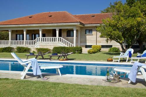 Goian Villa Sleeps 10 Pool