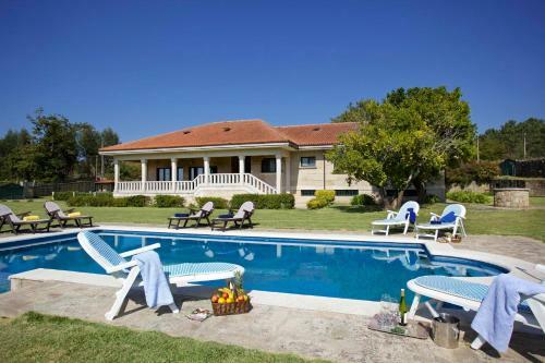 Goian Villa Sleeps 10 Pool
