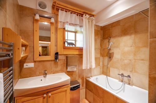 Hotel Vala?sk� Chalupy Resort
