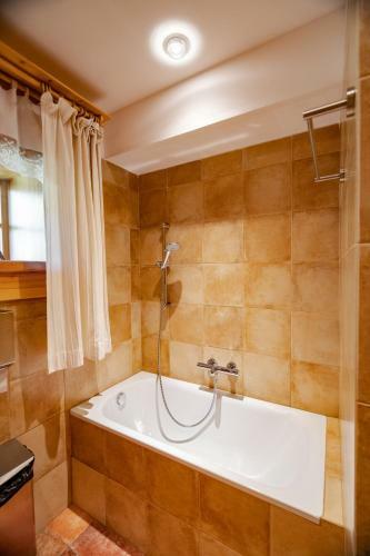 Hotel Vala?sk� Chalupy Resort
