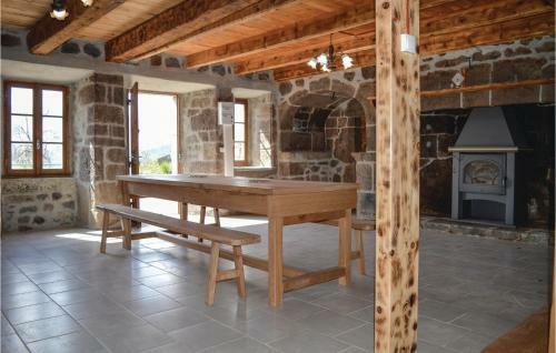 Three-bedroom Holiday Home In Cheylade