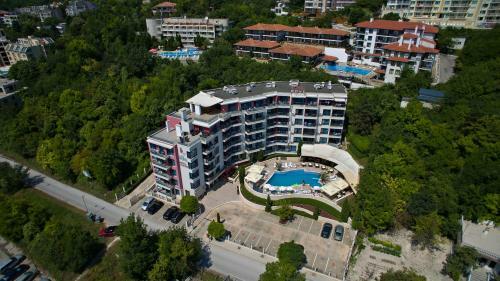 Royal Cove Hotel