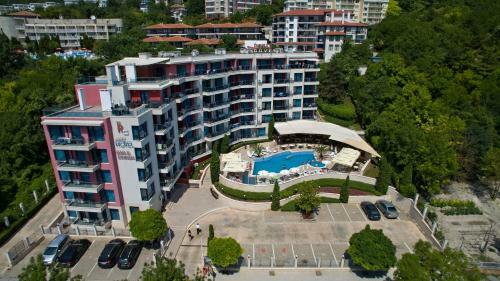 Royal Cove Hotel