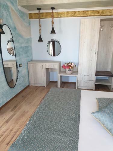 Hostal Vromos Guest House