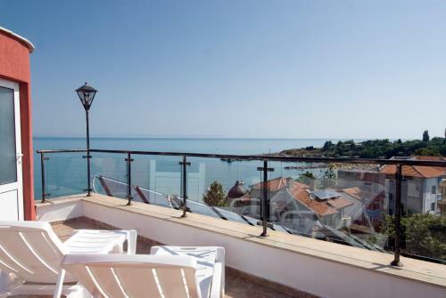 Hostal Vromos Guest House